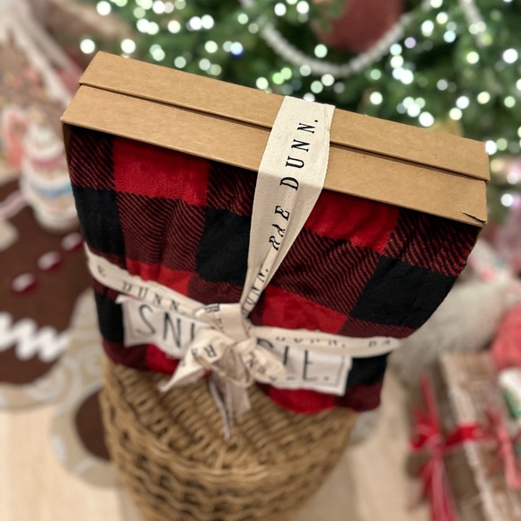 Rae Dunn Buffalo plaid blanket SNUGGLE boxed gift throw - Picture 6 of 11